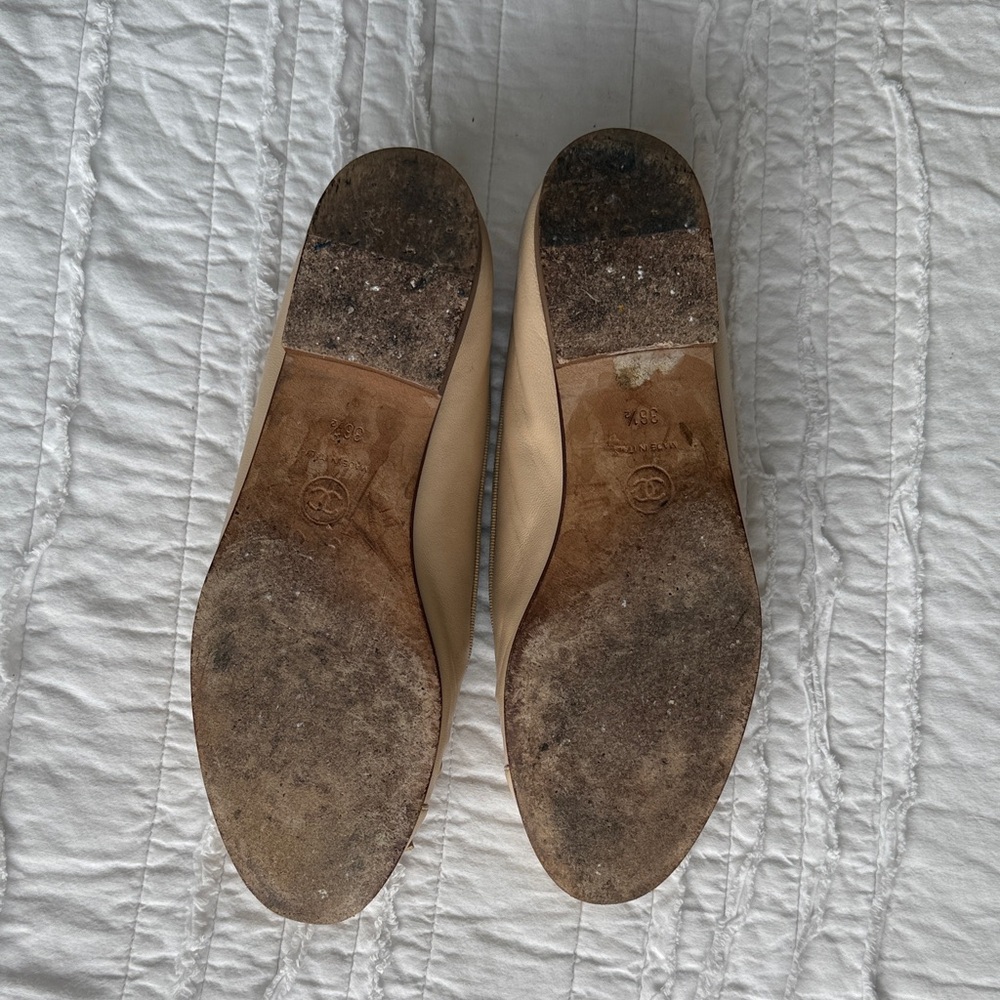 CHANEL Cream Leather Flats with Bow - Picture 2 of 9